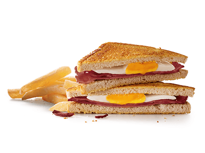 Macon and egg toasted sandwich with chips