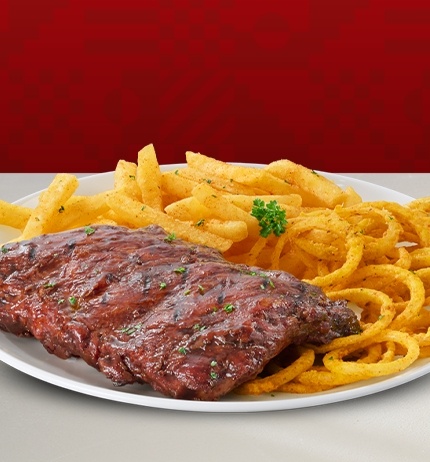 Delicious rack of ribs with sauce served with chips